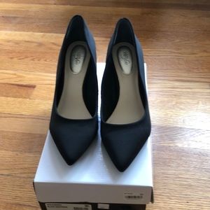 Women classic black pump
